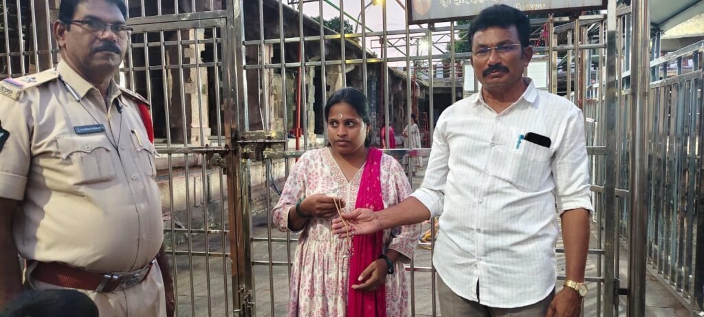 పోగొట్టుకున్న బంగారు గొలుసు అప్పగింత