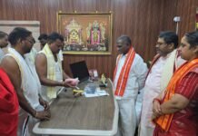 శ్రీశైలం భ్రమరాంబ అమ్మవారికి అగ్గిపెట్టెలో పట్టే పట్టుచీర సమర్పణ..!