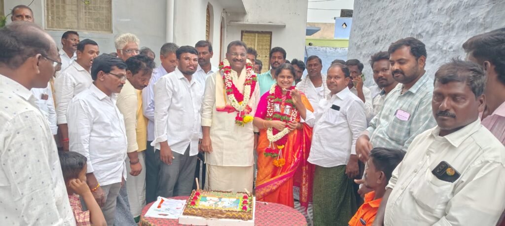 అశేష అభిమానులు, సమక్షంలో ఘనంగా నరవ దంపతుల వివాహ దినోత్సవ వేడుకలు